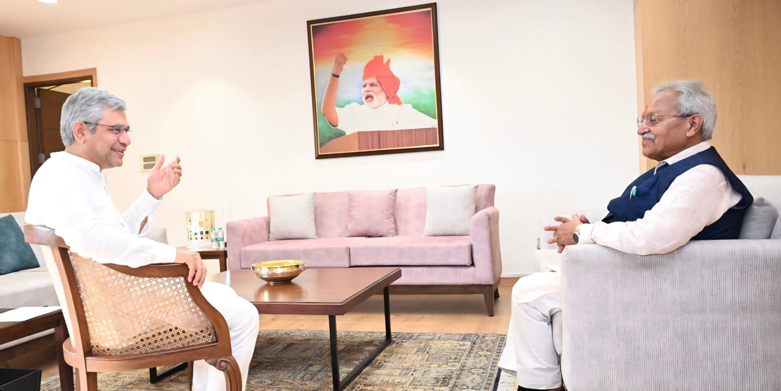 केंद्रीय रेल मंत्री अश्वनी वैभव से वार्ता करते राज्यसभा सांसद डॉ लक्ष्मीकांत वाजपेयी