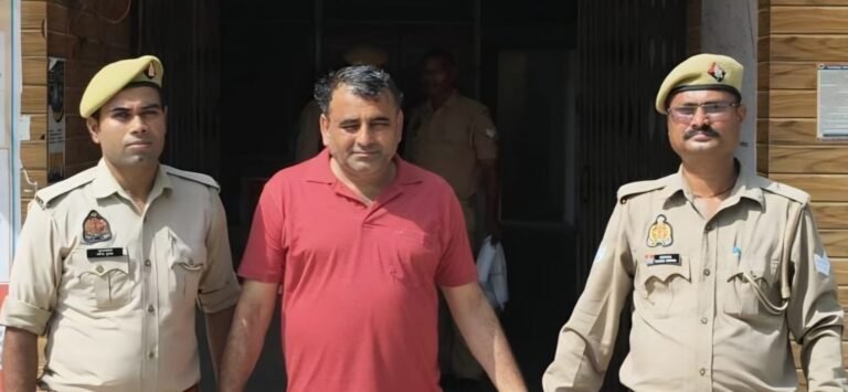 पुलिस गिरफ्त में होटल संचालक