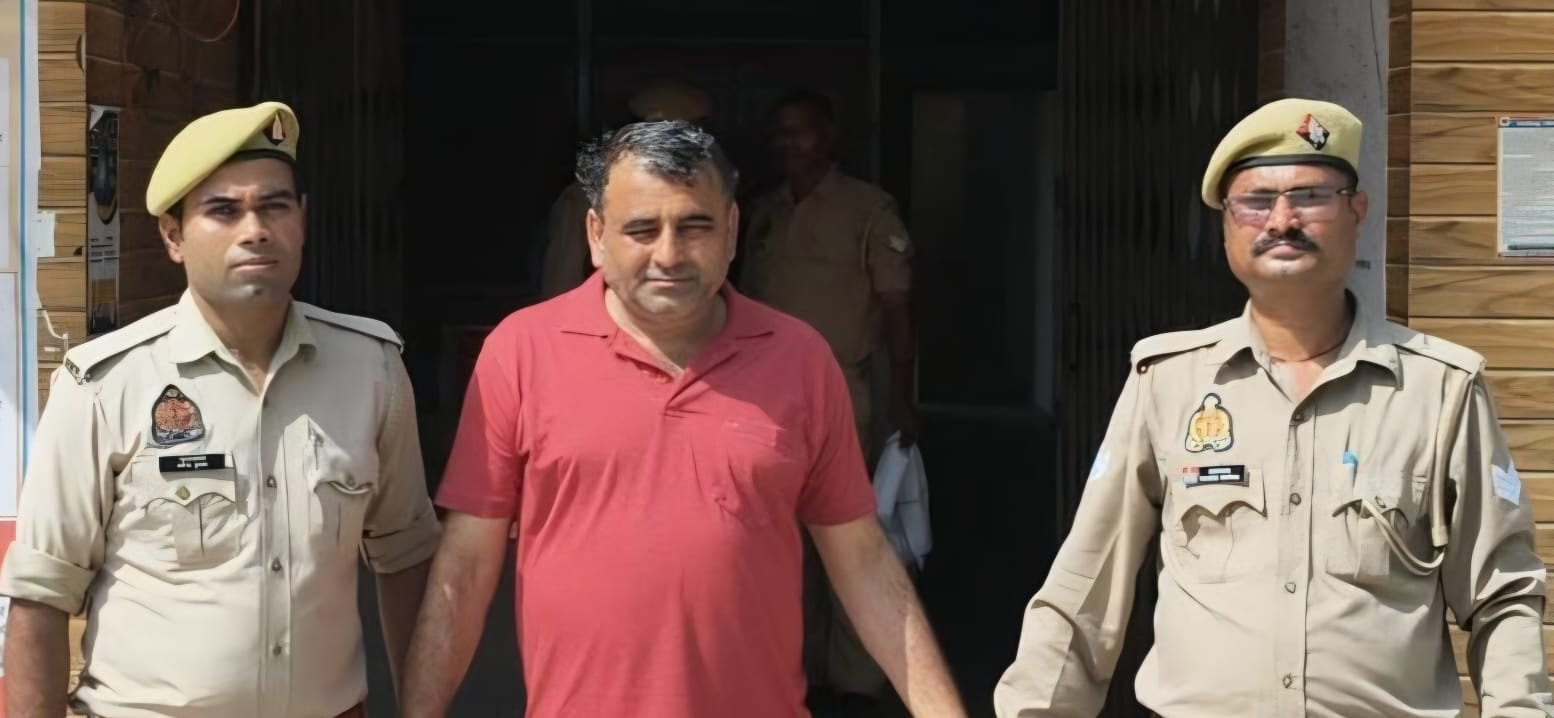 पुलिस गिरफ्त में होटल संचालक