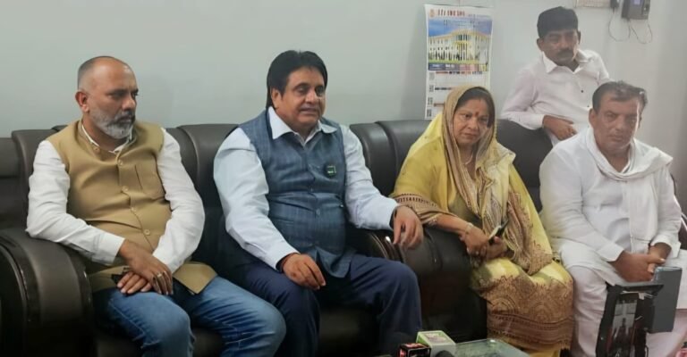 स्वाभिमान रैली को लेकर प्रेस वार्ता करते मलूक नागर