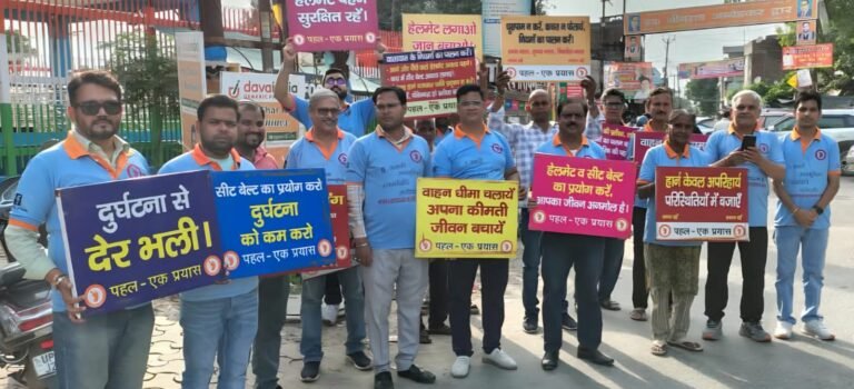 शहर में बढ़ती दुर्घटनाओं को लेकर जागरूक करते "पहल एक प्रयास" संस्था के पदाधिकारियों