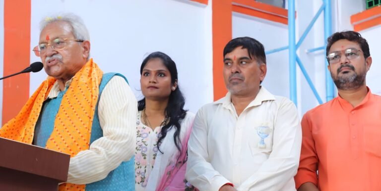 बालेराम बृजभूषण सरस्वती विद्या मंदिर में आयोजित खेल महोत्सव कार्यक्रम को संबोधित करते राज्यसभा सांसद लक्ष्मीकांत वाजपेयी