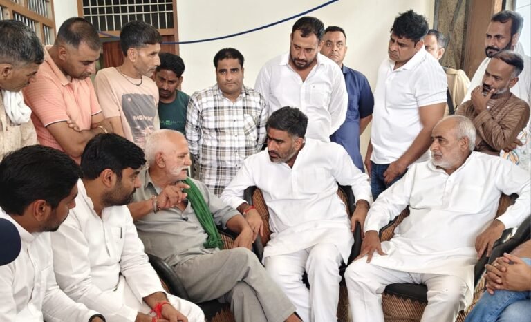 मृतक अंकित बालियान के पिता से वार्ता करते सपा विधायक अतुल प्रधान