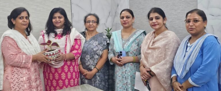 राष्ट्रीय खेल दिवस पर आयोजित कार्यक्रम में प्रतिभाग करने वाली छात्राओं को पुरस्कार प्रदान किये