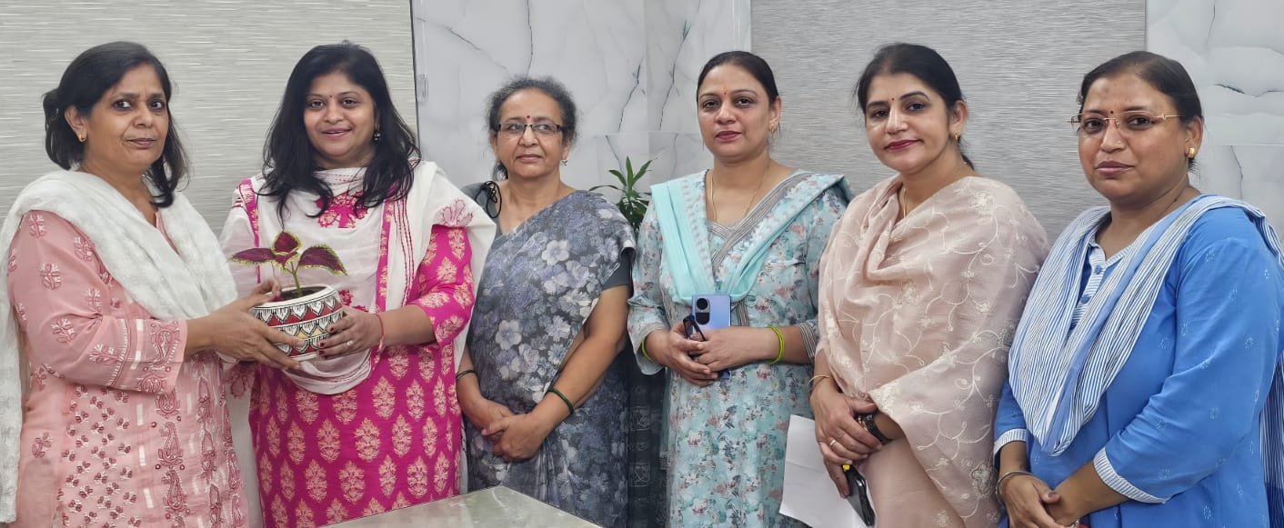 राष्ट्रीय खेल दिवस पर आयोजित कार्यक्रम में प्रतिभाग करने वाली छात्राओं को पुरस्कार प्रदान किये