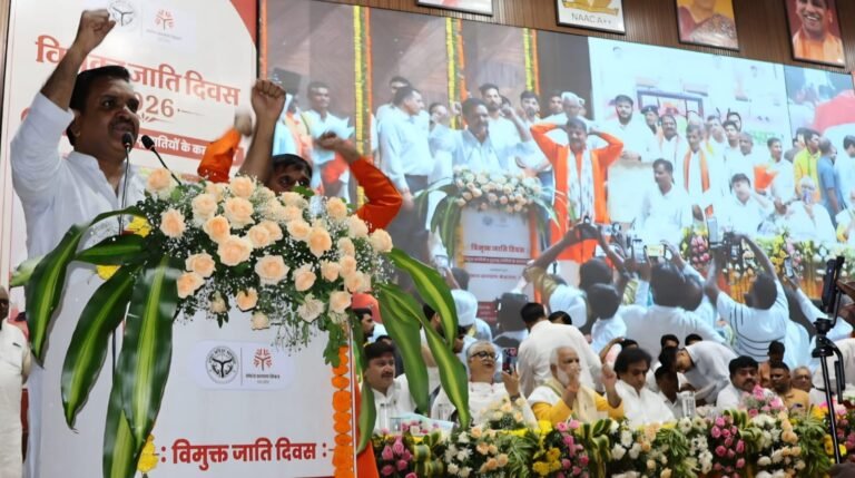 नेताजी सुभाष चंद्र बोस प्रेक्षागृह में आयोजित विमुक्त जाति दिवस कार्यक्रम में सभा को संबोधित करते उत्तर प्रदेश समाज कल्याण मंत्री स्वतंत्र प्रभार असीम अरुण