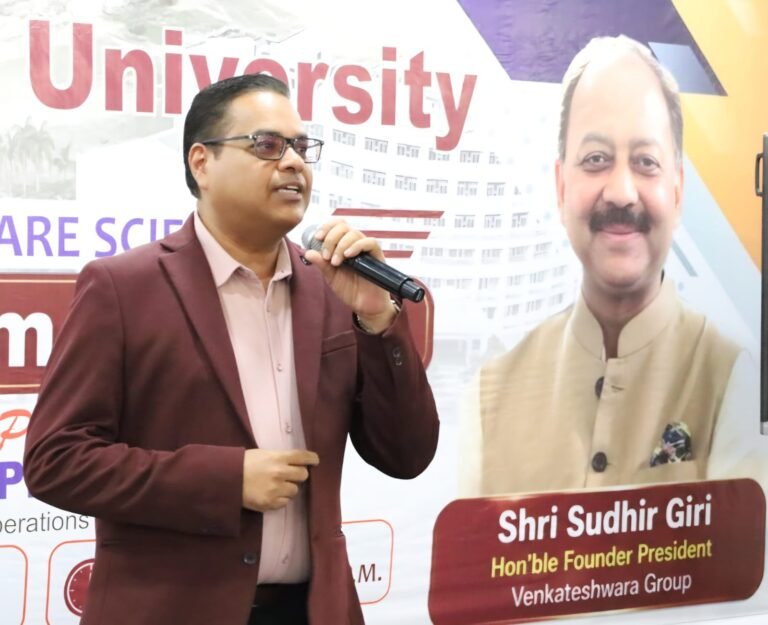ओरिएंटेशन प्रोग्राम को संबोधित करते वक्ता