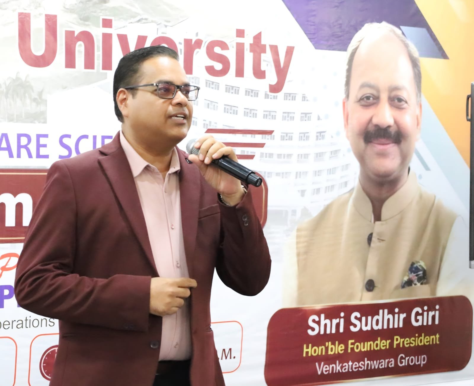 ओरिएंटेशन प्रोग्राम को संबोधित करते वक्ता