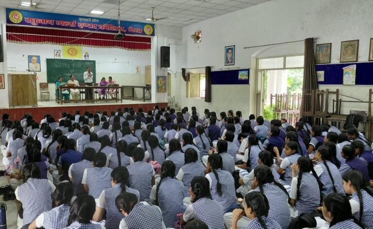 जलवायु परिवर्तन पर आयोजित संगोष्ठी में छात्राओं ने की सहभागिता