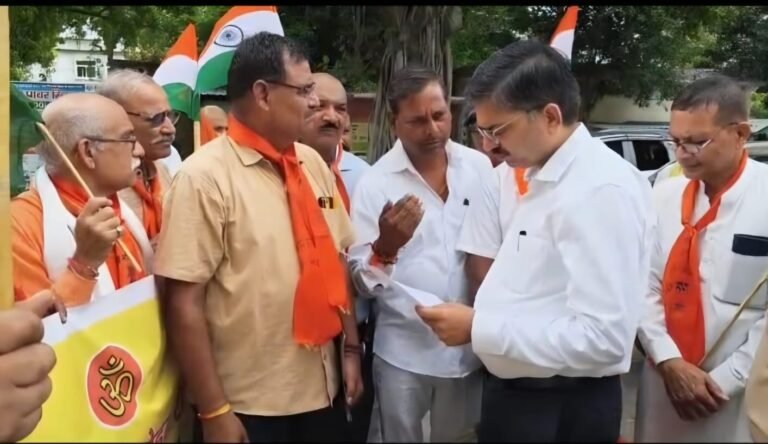 यूजीसी के प्रस्तावित कानून के विरोध में सक्षम अधिकारी को ज्ञापन देते राजपूत महासभा के पदाधिकारी
