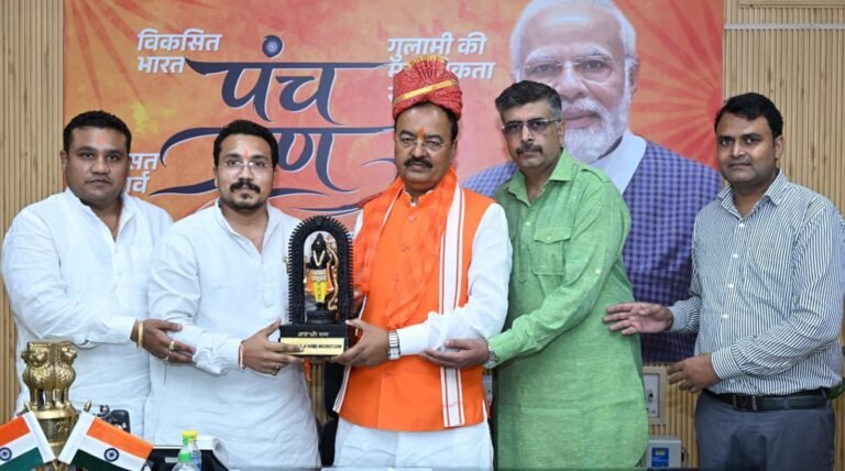 केशव प्रसाद मौर्य से भेंट करते रोहित बालाजी