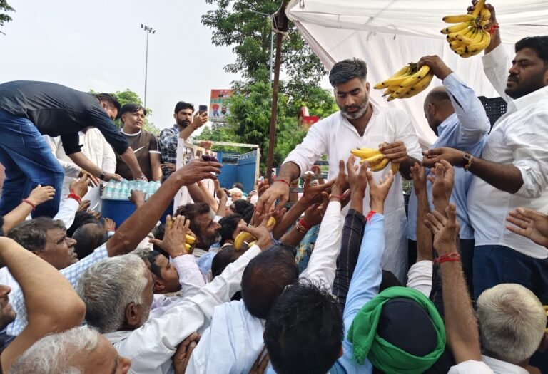 कमिश्नरी पार्क में चल रहे आंदोलन में किसानों को फल वितरित करते सपा विधायक अतुल प्रधान