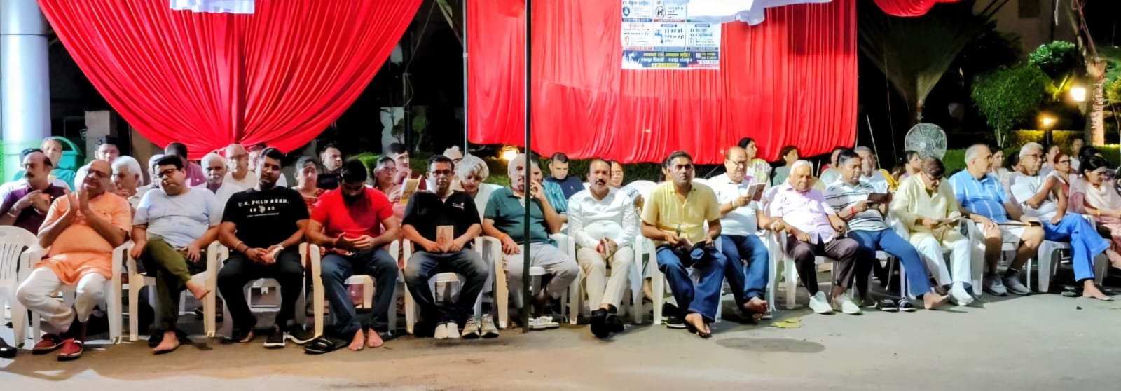 धरने पर बैठे शीलकुंज कॉलोनी के क्षेत्रवासी