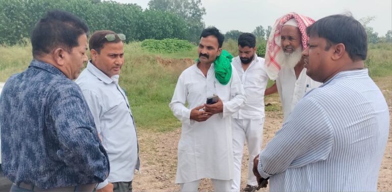 अधूरी सर्विस रोड को लेकर एनएचएआई के अधिकारियों से वार्ता करते ग्रामीण