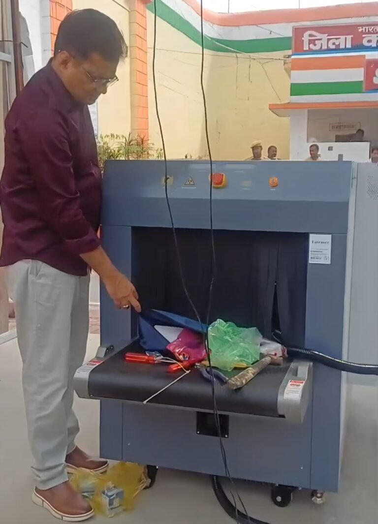 स्थापित करने से पूर्व स्कैनर मशीन का ट्रायल लेते वरिष्ठ जेल अधीक्षक डॉ वीरेश राज शर्मा