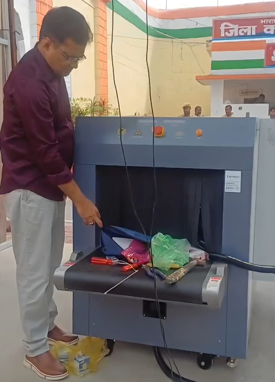 स्थापित करने से पूर्व स्कैनर मशीन का ट्रायल लेते वरिष्ठ जेल अधीक्षक डॉ वीरेश राज शर्मा