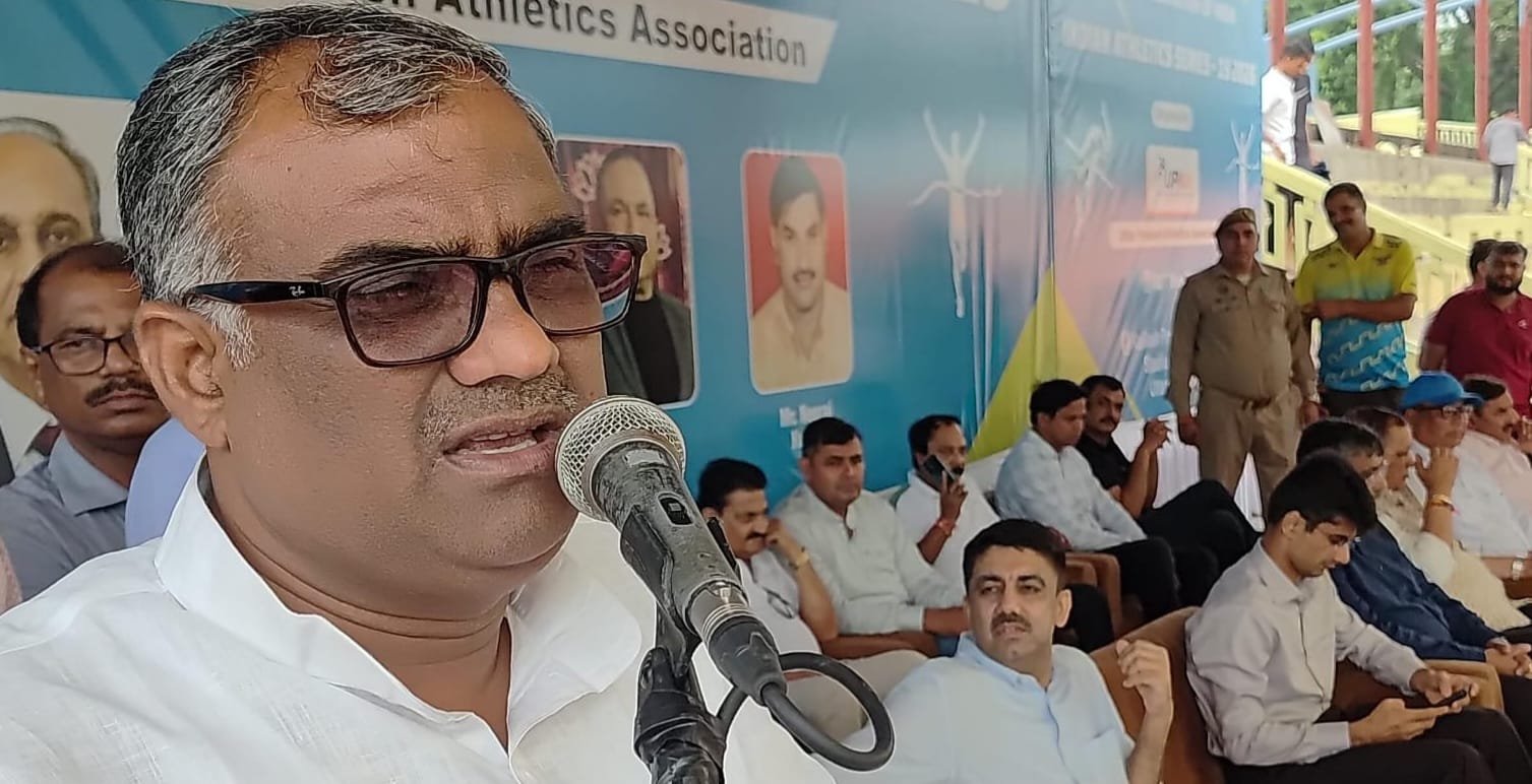 इंडियन एथलेटिक्स सीरीज को संबोधित करते प्रदेश के खेल एवं युवा कल्याण मंत्री गिरीश चंद्र यादव