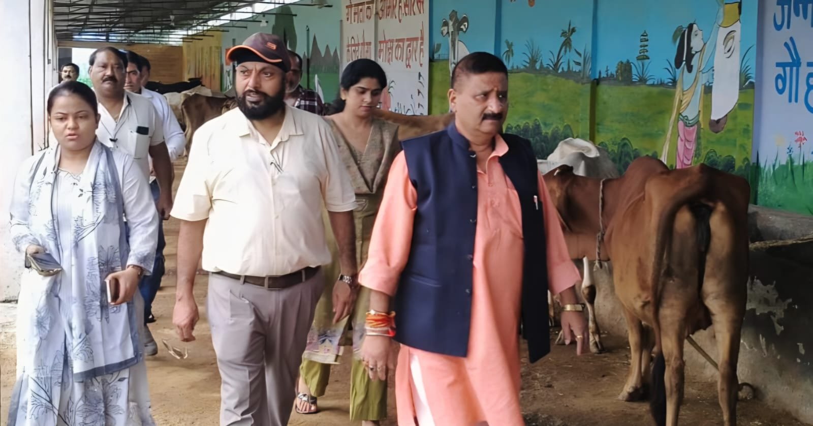 दौराला की कान्हा गोशाला में औचक निरीक्षण करते गौ सेवा आयोग के सदस्य दीपक गोयल