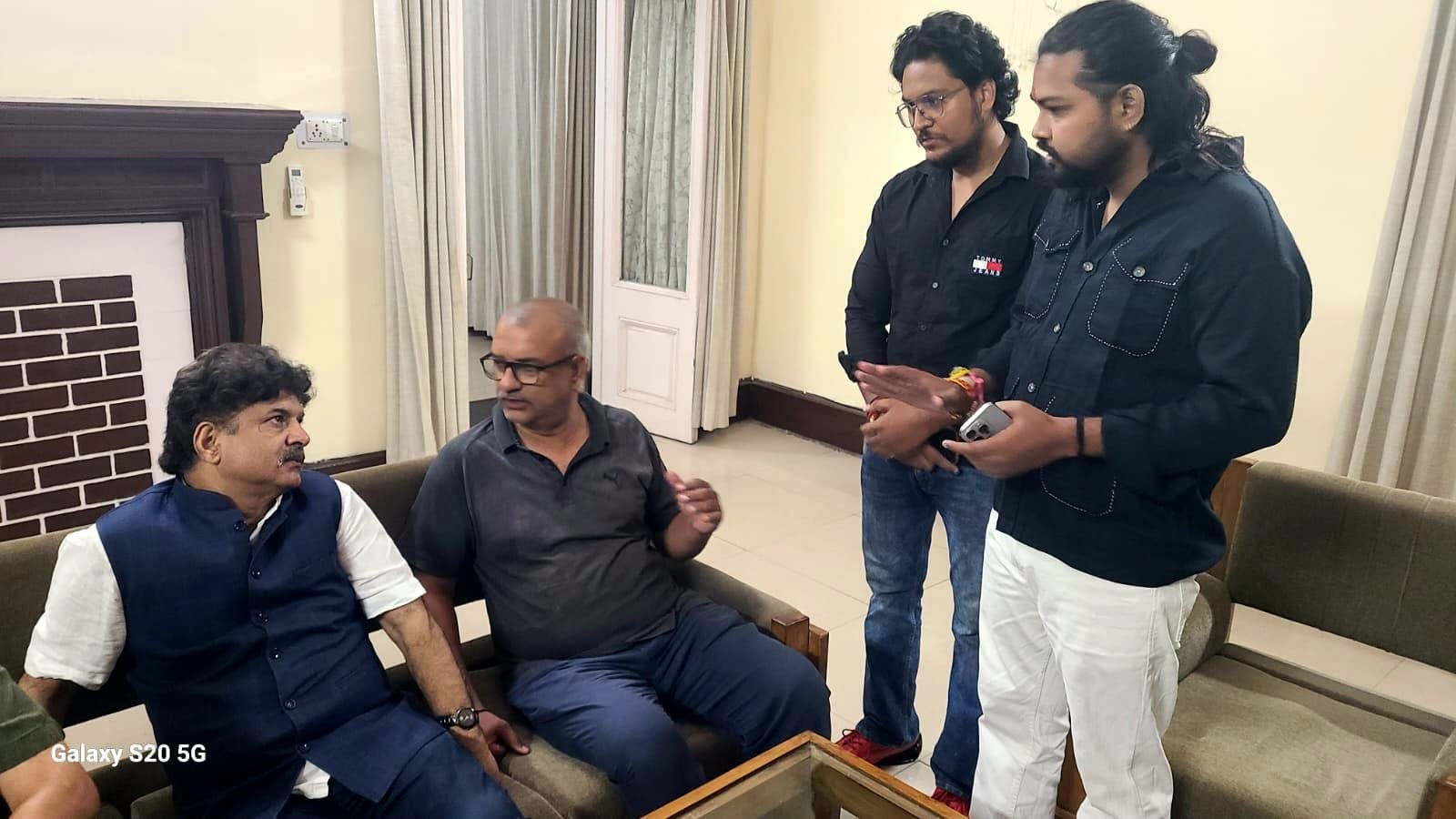 गौ सेवा आयोग के उपाध्यक्ष से आवारा एवं पालतू गोवंश की समस्या से अवगत कराते हिंदू युवा गोरक्षक समिति के पदाधिकारी
