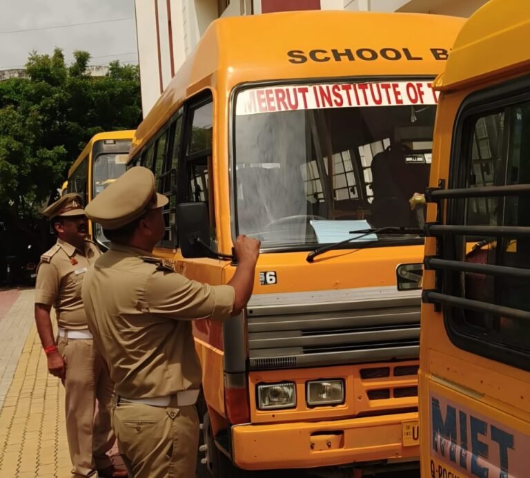विशेष अभियान के तहत स्कूली वाहनों की सघन चेकिंग करती ट्रैफिक पुलिस