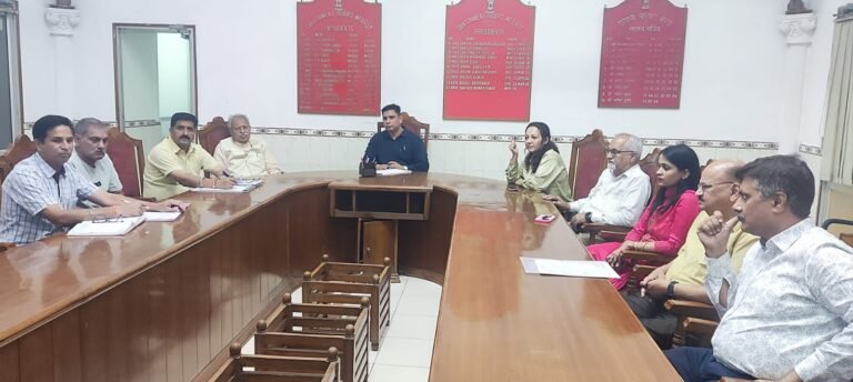 कैंट प्रशासन की बैठक में शामिल राज्यसभा सांसद डॉ॰ लक्ष्मी कांत वाजपेयी एवं सीईओ जाकिर हुसैन