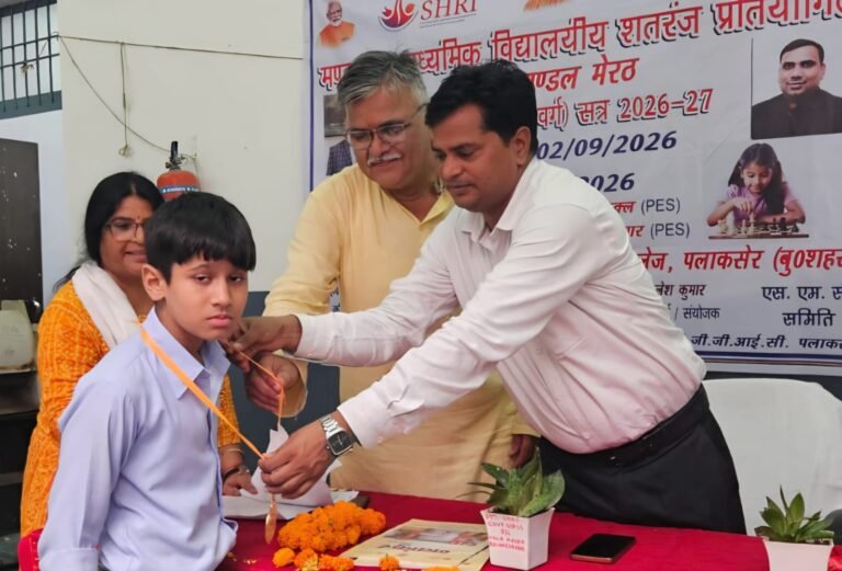 मंडलीय शतरंज प्रतियोगिता में विजयी प्रतिभागी को सम्मानित करते आयोजक मंडल