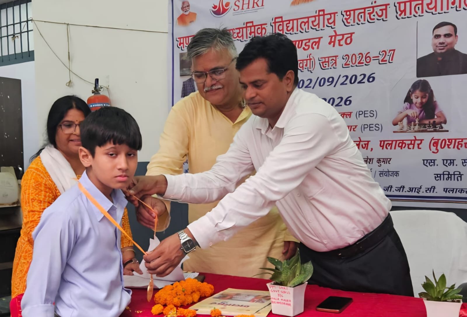 मंडलीय शतरंज प्रतियोगिता में विजयी प्रतिभागी को सम्मानित करते आयोजक मंडल