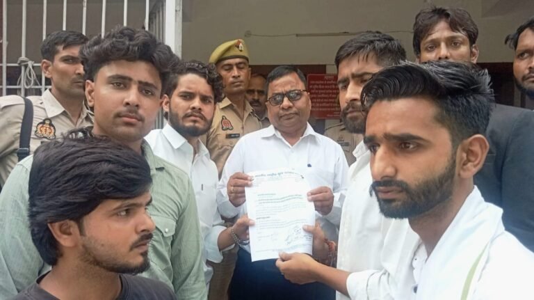 खड़गे और राहुल गांधी के खिलाफ एफआईआर पर निष्पक्ष कार्रवाई की मांग को लेकर ज्ञापन देते भारतीय युवा कांग्रेस के पदाधिकारी