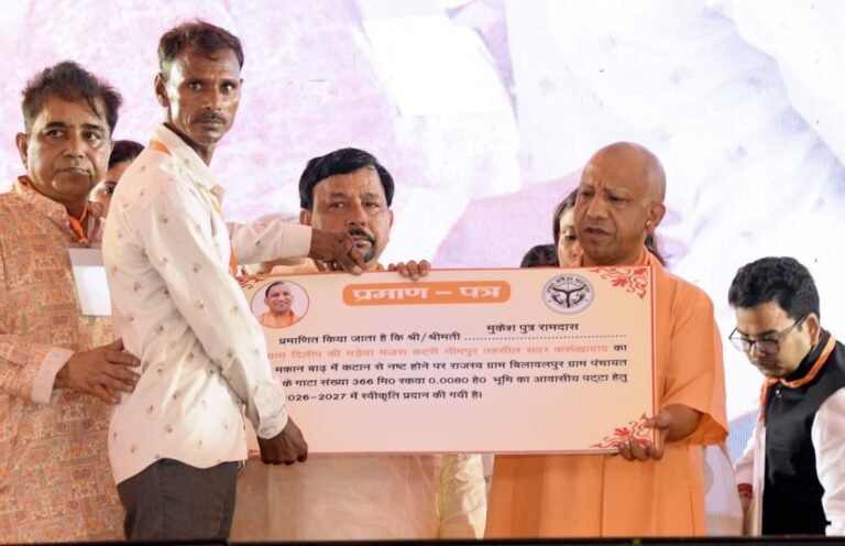 चयनित लाभार्थियों को चेक वितरित करते मुख्यमंत्री योगी आदित्यनाथ