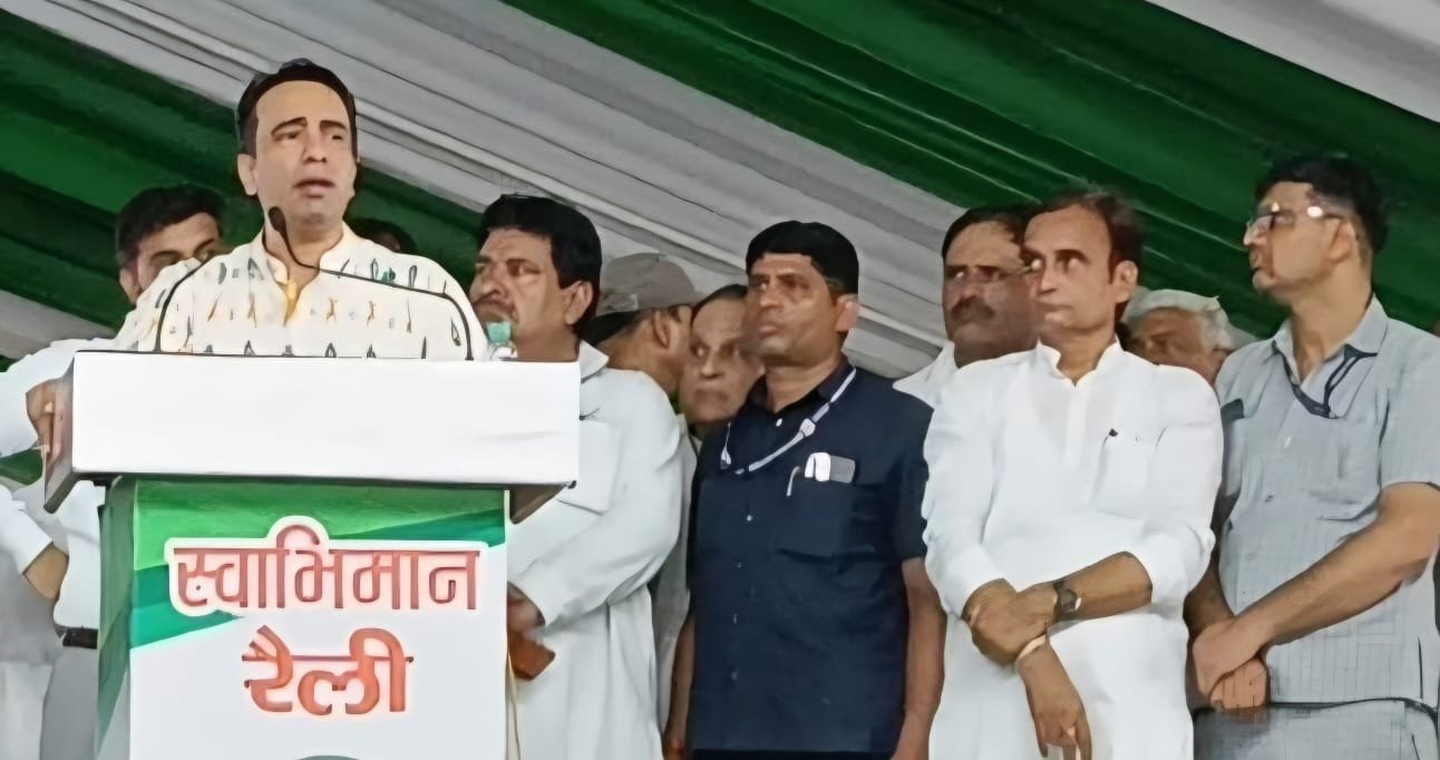 रामपुर मनिहारन में स्वाभिमान रैली को संबोधित करते केंद्रीय मंत्री जयंत चौधरी