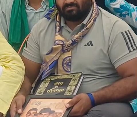 धरने पर बैठे रवि गौतम