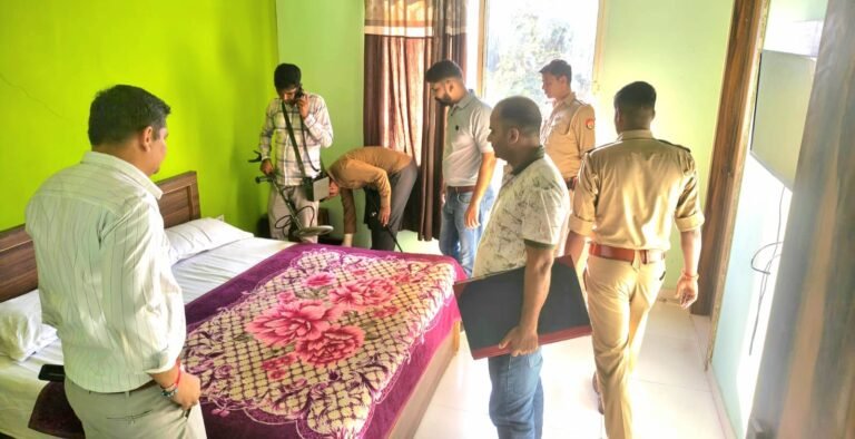 सुरक्षा के मद्देनजर जानी क्षेत्र में एक होटल की सघन चेकिंग करते बम निरोधक दस्ते के अधिकारी