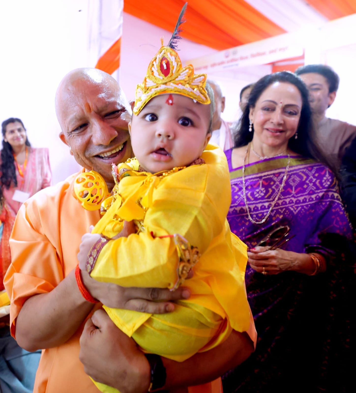 सीएम योगी आदित्यनाथ कृष्ण बने बच्चे को दुलार करते हुए