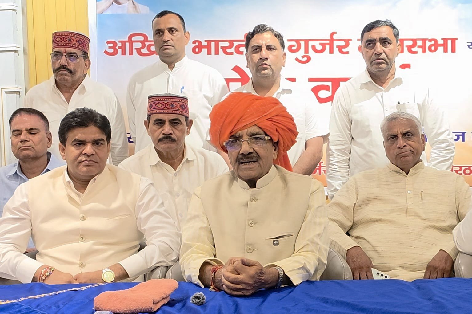 प्रेस वार्ता कर गुर्जर स्वाभिमान रैली की जानकारी देते हरीशचंद भाटी