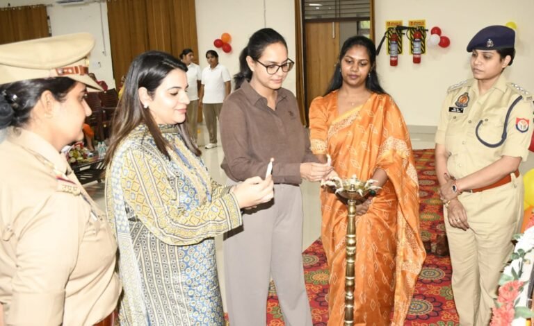 पुलिस लाइन स्थित सभागार में फैंसी ड्रेस प्रतियोगिता का दीप प्रज्वलित कर शुभारंभ करती वामा सारथी की अध्यक्ष निवीमूर्ति (धर्मपत्नी वरिष्ठ पुलिस अधीक्षक)