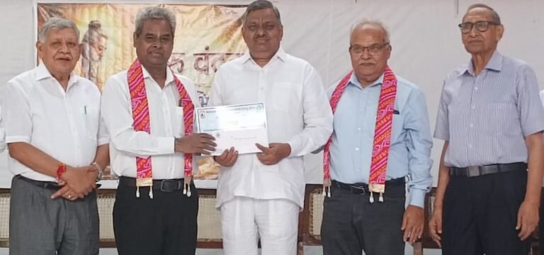 छात्र अभिनंदन एवं आचार्य वंदन कार्यक्रम में पूर्व प्रधानाचार्य को सम्मानित करते हैं मेडिकल प्राचार्य आर सी गुप्ता