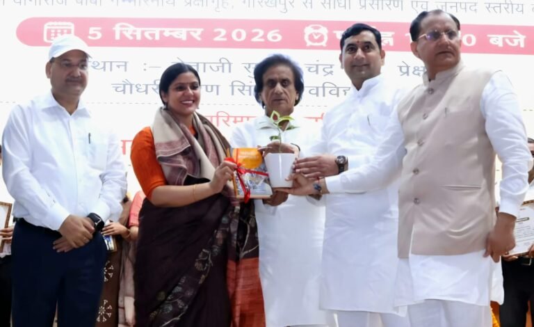 शिक्षक दिवस पर आयोजित कार्यक्रम में शिक्षकों को किया सम्मानित