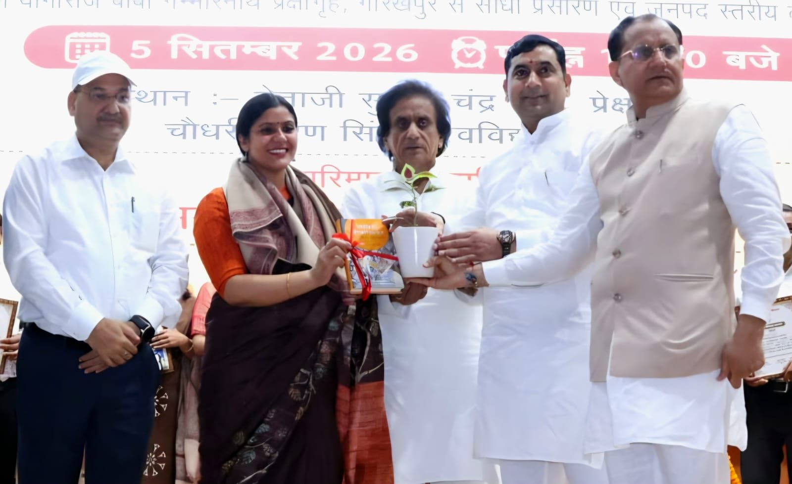 शिक्षक दिवस पर आयोजित कार्यक्रम में शिक्षकों को किया सम्मानित
