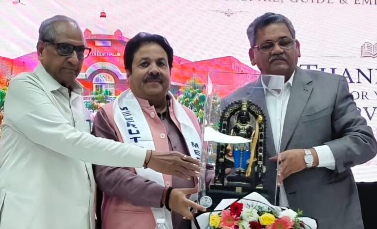 मेरठ कालेज में आयोजित शिक्षक सम्मान समारोह में राज्यसभा सांसद राजीव शुक्ला को प्रतीक चिह्न भेंट करते आयोजक