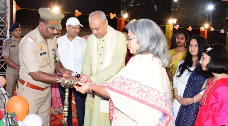 रिजर्व पुलिस लाइन में आयोजित कृष्ण जन्माष्टमी समारोह में दीप प्रज्वलित कर शुभारंभ करते एडीजी जोन भानु भास्कर