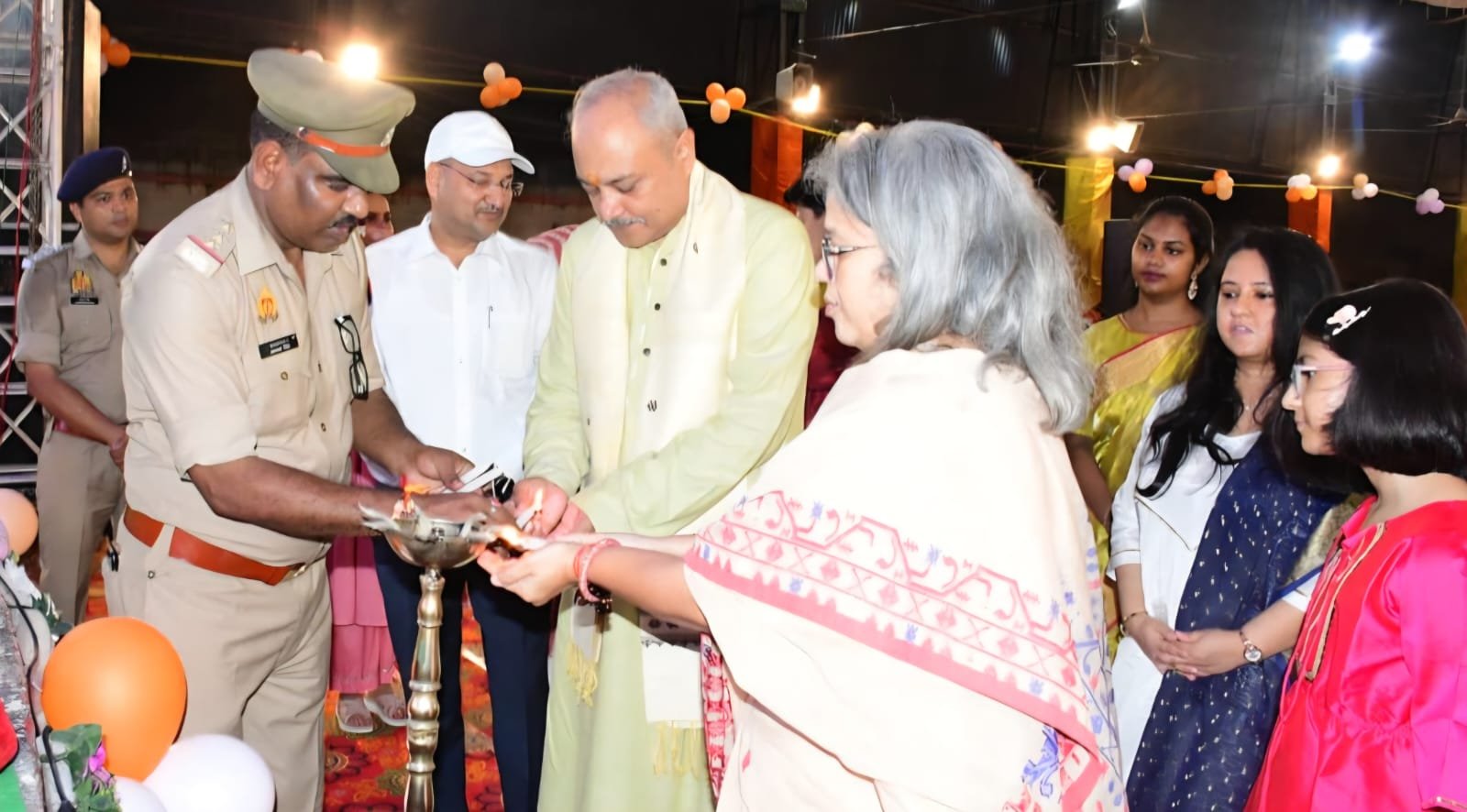 रिजर्व पुलिस लाइन में आयोजित कृष्ण जन्माष्टमी समारोह में दीप प्रज्वलित कर शुभारंभ करते एडीजी जोन भानु भास्कर