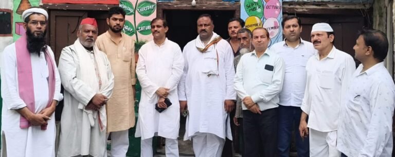 उत्तर प्रदेश शासन द्वारा बंद स्कूलों के बाहर प्रदर्शन करते समाजवादी पार्टी के कार्यकर्ता