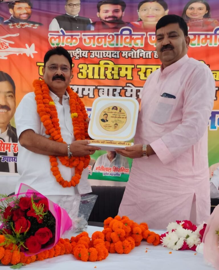 अभिनंदन समारोह में राष्ट्रीय उपाध्यक्ष कुँवर आसिम खान का स्वागत करते पश्चिमी उत्तर प्रदेश अध्यक्ष पवन वर्मा