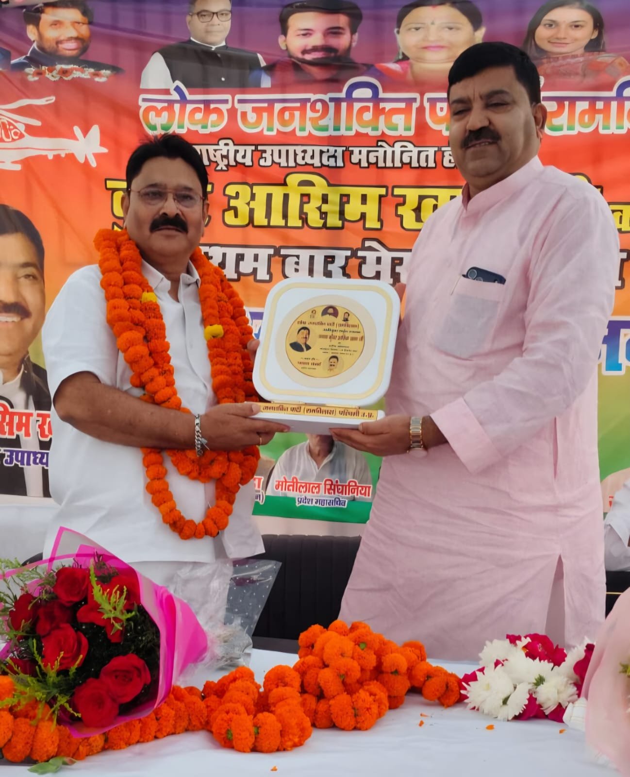 अभिनंदन समारोह में राष्ट्रीय उपाध्यक्ष कुँवर आसिम खान का स्वागत करते पश्चिमी उत्तर प्रदेश अध्यक्ष पवन वर्मा