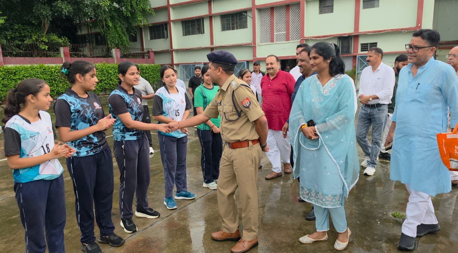 शतरंज प्रतियोगिता के प्रतिभागियों से परिचय प्राप्त करते सीओ कोतवाली संग्राम सिंह