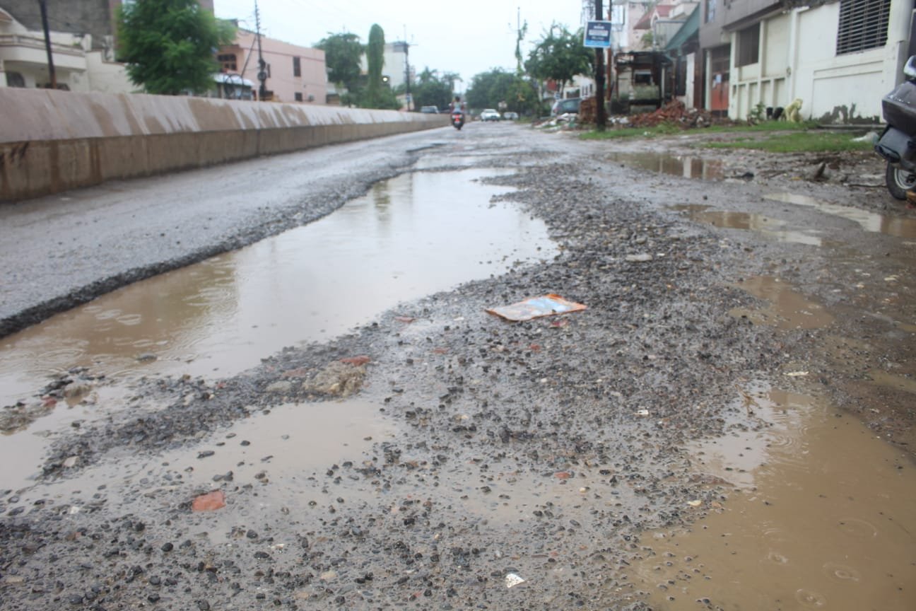 शास्त्रीनगर क्षेत्र की बदहाल सड़कें