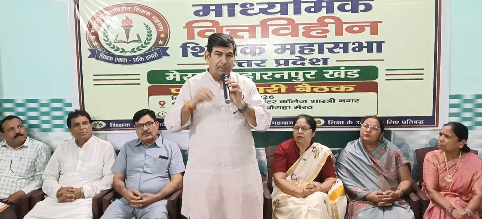 कार्यकर्ता संवाद कार्यक्रम को संबोधित करते पूर्व विधायक संजीव आर्य