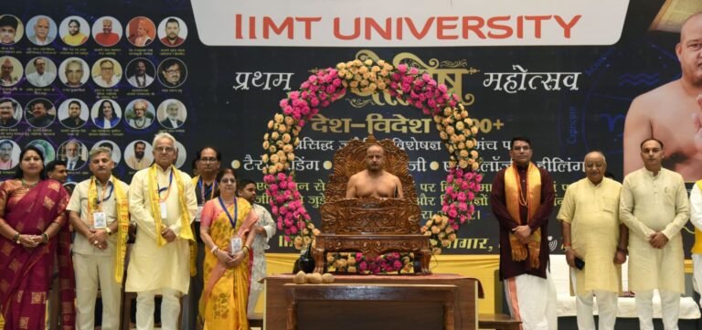 जैन आचार्य सौरभ सागर जी ने आईआईएमटी विश्वविद्यालय के कुलाधिपति योगेश मोहन गुप्ता, प्रति कुलाधिपति डॉ मयंक अग्रवाल व महोत्सव में आए ज्योतिष आचार्यों को आशीर्वाद प्रदान किया