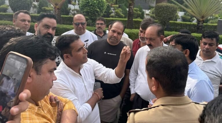 शीलकुंज कॉलोनीवासियों को धरने के दौरान पुलिस और सक्षम अधिकारियों द्वारा दबाव बनाने का आरोप