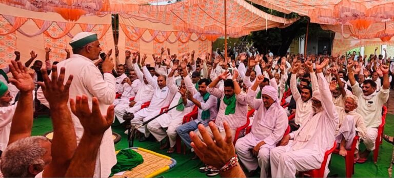 मवाना तहसील में प्रशिक्षण बैठक करते भारतीय किसान यूनियन के कार्यकर्ता